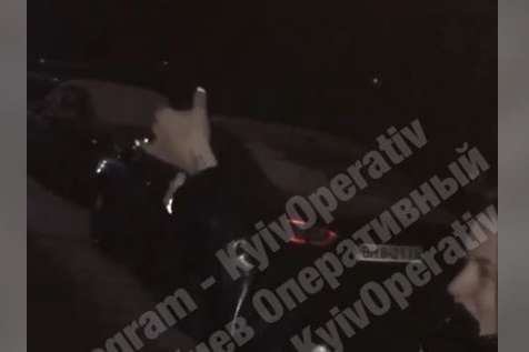 У Києві дівчина відкрила стрілянину біля житлового будинку (відео) 