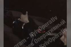 У Києві дівчина відкрила стрілянину біля житлового будинку (відео) 