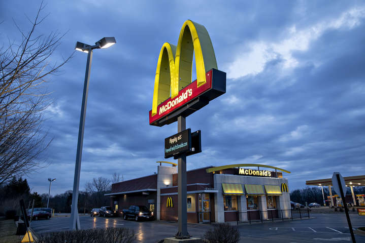 Чистая прибыль McDonald's за год выросла более чем в полтора раза 