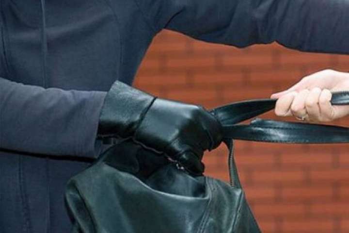 Відбирав сумочки у жінок: в Одесі спіймали грабіжника