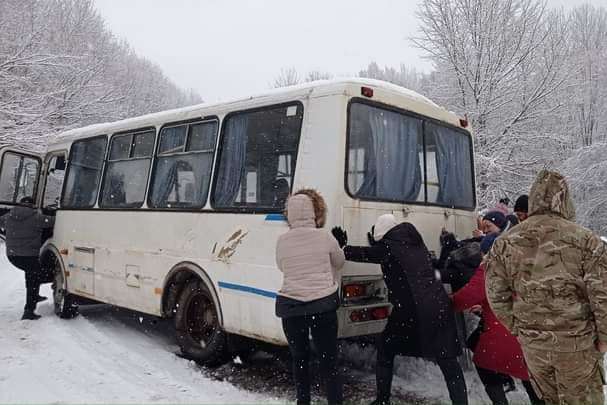 Пасажири рятували автобус, який ледве не зірвався в обрив (відео)