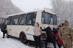 Пасажири рятували автобус, який ледве не зірвався в обрив (відео)