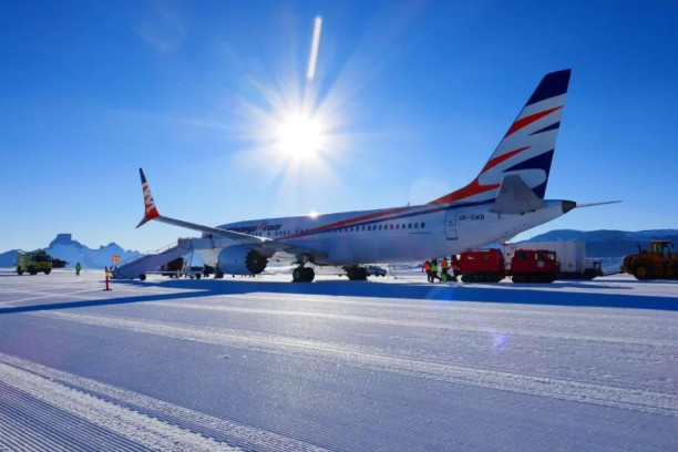 В Антарктиді вперше приземлився Boeing 737 MAX (фото)