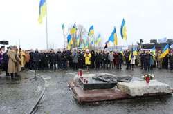 Біля меморіалу проходять заходи пам'яті героям України
