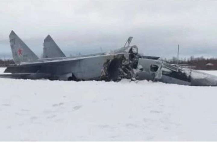 У Росії під час зльоту розвалився навпіл військовий літак (фото)
