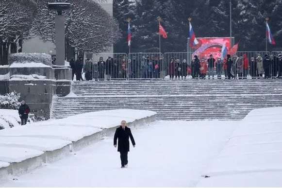 На цвинтарі, де покладав квіти Путін, дезінфікували сніг 