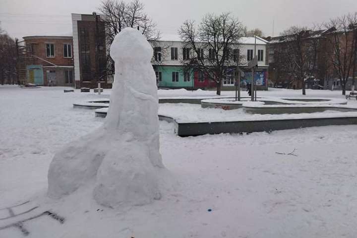 У центрі Шостки невідомі зліпили соромітську снігову скульптуру (фото 18+)
