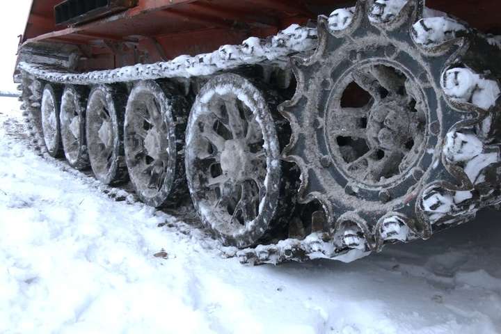 На Харківщині комунальники прибирають сніг «танком» (фото, відео)