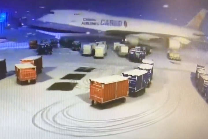 Літак зніс контейнери з багажем під час снігової бурі у аеропорту Чикаго (відео)
