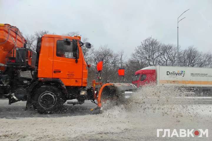 Київ завалило снігом: як комунальники розчищають столицю (фото)