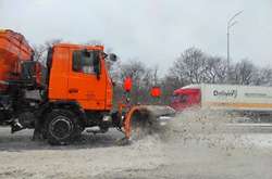 Дороги і тротуари розчищають 358 одиниць спецтехніки