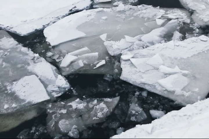 У Дніпрі двоє підлітків провалилися під лід, один потонув