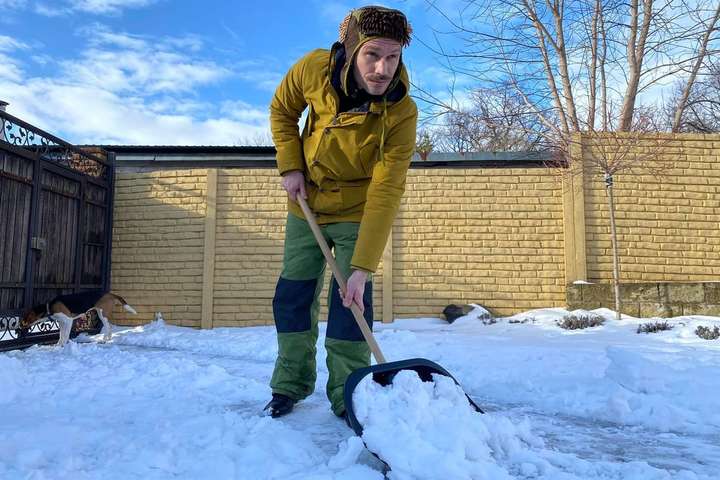 Компроміс Малюськи: дружина змусила міністра розчищати сніг (фото)