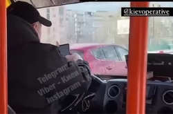 У Києві водій маршрутки під час руху займався дивною справою (відео)