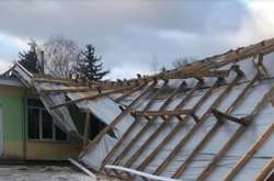 Буревій залишив без даху будинок для літніх людей 