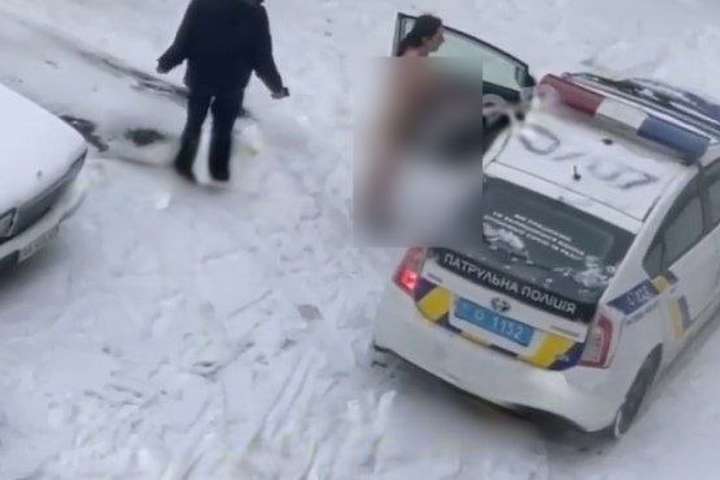 У Києві гола дівчина бігала по снігу за чоловіком (відео)