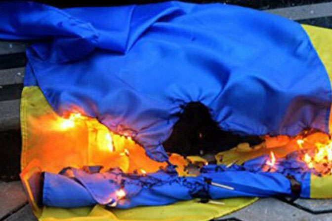 Посварився з дівчиною і спалив прапор України. Студент заплатить великий штраф