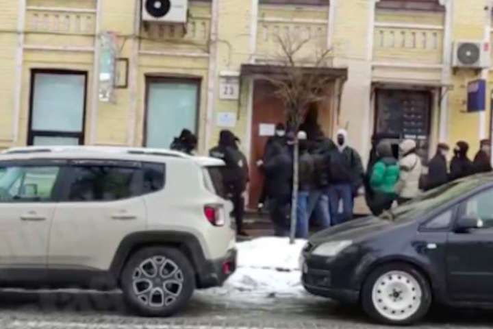 У Києві на вулицю, де нещодавно стріляли, знову приїхала поліція (відео) 