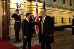 Борис Джонсон у зеленій краватці незвично привітав Зеленського (фото)