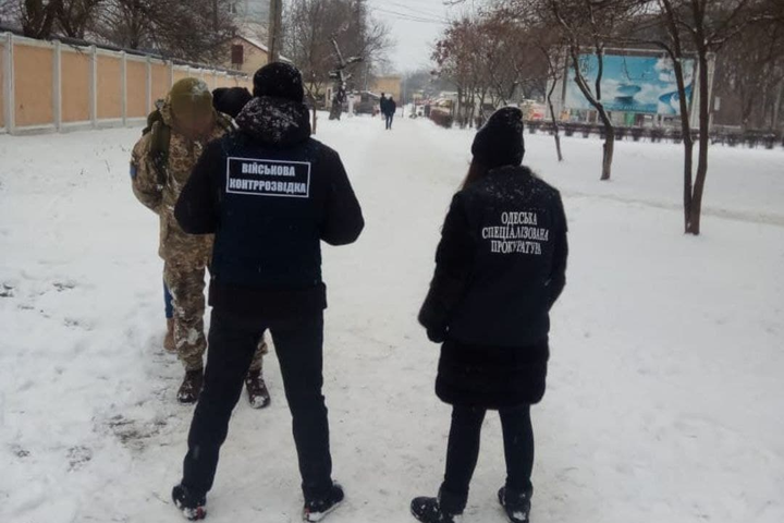 В Одесі правоохоронці затримали військового, який торгував зброєю та боєприпасами