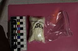 Вінницька поліція на пошті затримала чоловіка, який отримував посилку з наркотиками (фото)