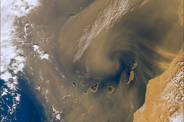 Величезна піщана хмара із Сахари накрила частину Європи (фото)
