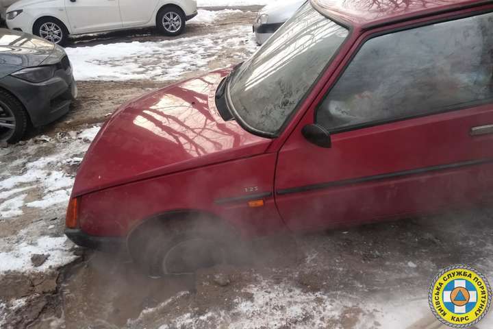 У Києві дві автівки пішли під землю через прорив труби (фото)