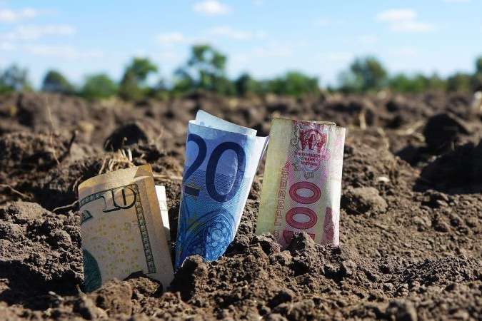 В Україні змінилися правила купівлі-продажу землі