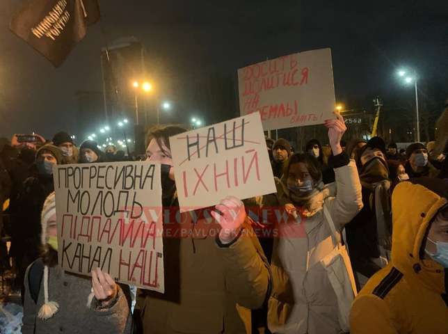 «Де санкції?» Біля телеканалу Мураєва триває акція протесту (фото, відео)