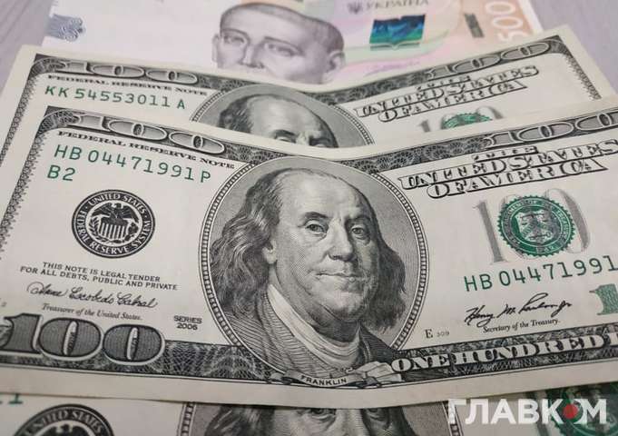 Валютна «заначка»: експерти радять скуповувати не лише долар та євро