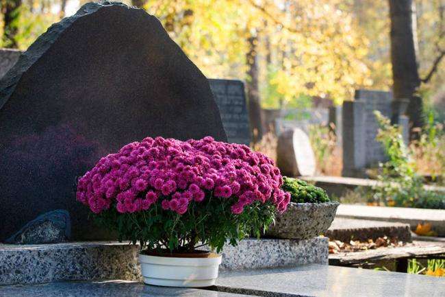 На Одещині чоловік розкопав могилу начальника, бо хотів побачити його мертвим