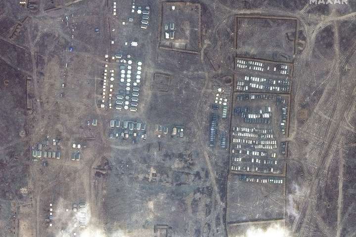 Новая техника и палатки: появились спутниковые снимки русских войск 