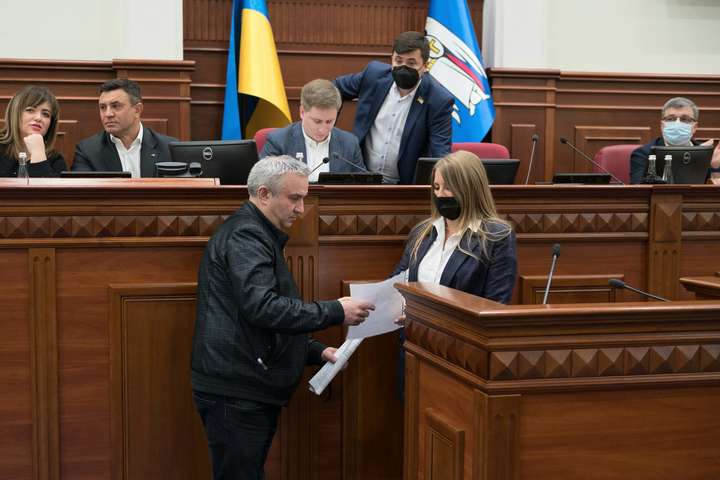 У Київраді поповнення: нова депутатка прийняла присягу (фото)