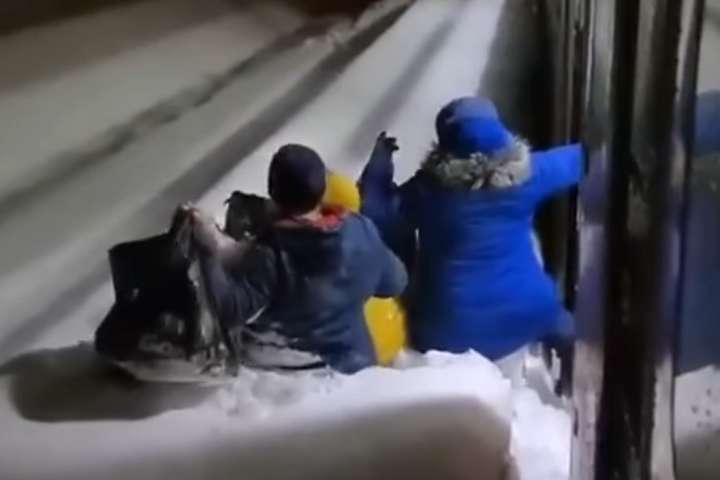 Снег по шею: в России пассажирам электрички пришлось прыгать в сугробы (видео)