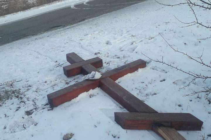 Під Києвом молодики напідпитку зламали пам'ятний хрест (фото)