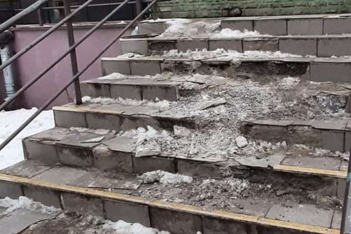 У мережу потрапили фото жахливого стану сходів на одній з вулиць Києва 