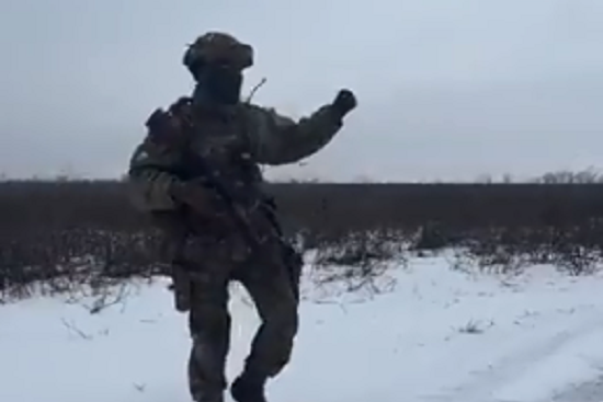 Відео з українським бійцем, який танцює зі зброєю, підірвало мережу