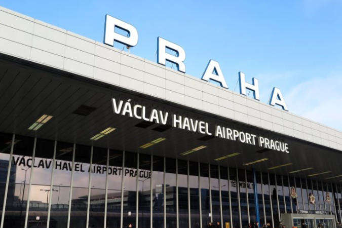 Аеропорт Праги припинив оголошувати рейси в Україну російською мовою