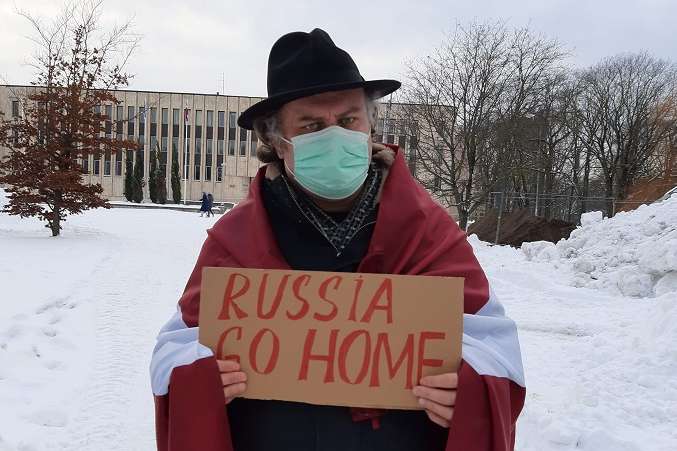 «Росія − агресор!»: у Латвії пікетували посольство Росії (фото)