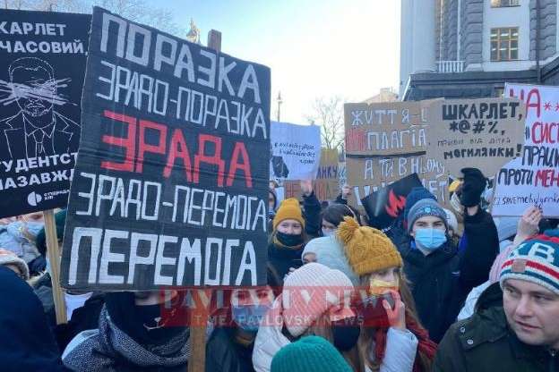 Студенти Могилянки мітингують під Кабміном: вимагають звільнення Шкарлета (фото)
