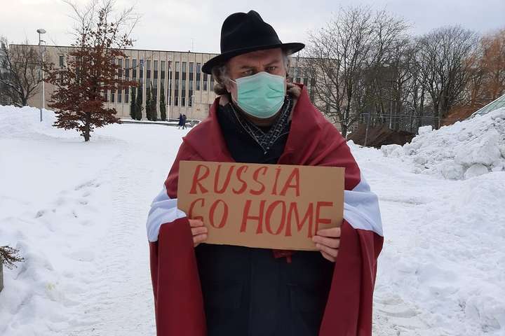 «Россия – агрессор!»: в Латвии пикетировали посольство России (фото)