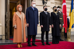 В лимонной блузке и штанах-палаццо: как Елена Зеленская встречала супругов Эрдоган (фото)