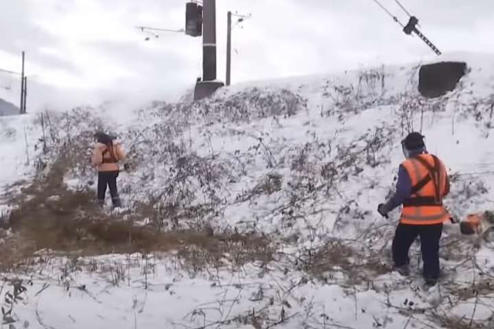 «Інакше догана»: працівники «Укрзалізниці» були змушені «косити» сніг (відео)
