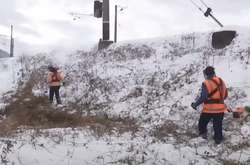 «Інакше догана»: працівники «Укрзалізниці» були змушені «косити» сніг (відео)