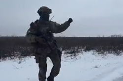 Видео с украинским бойцом, танцующим с оружием, подорвало сеть 