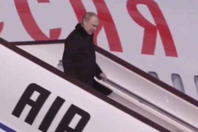 Путина в Китае встречали люди во врачебных халатах (видео)