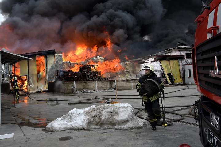 На Одещині спалахнула масштабна пожежа на складах (фото)