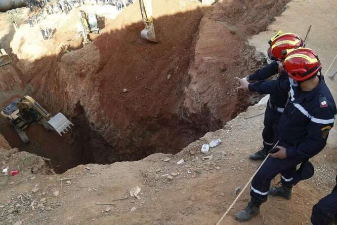 У Марокко рятувальники кілька днів намагаються витягти п'ятирічного хлопчика із колодязя