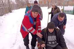 Закарпатські медики пів кілометра тягнули пацієнта на санчатах (фото)