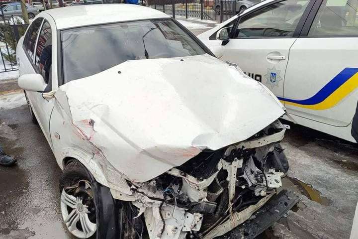 «Герой паркування»: під Києвом водій протаранив шість авто (фото)